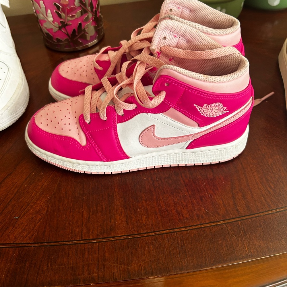 Nike pink tennis shoes